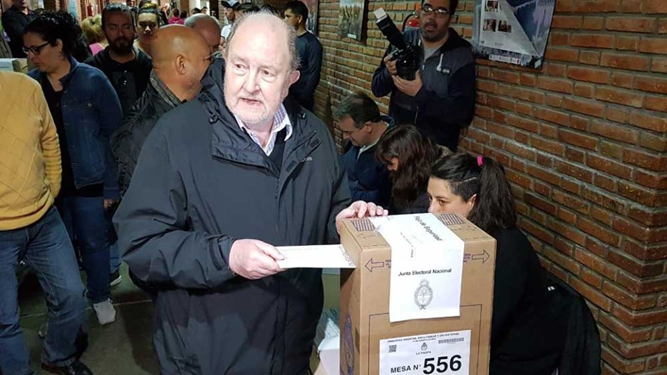 Carlos Verna votando