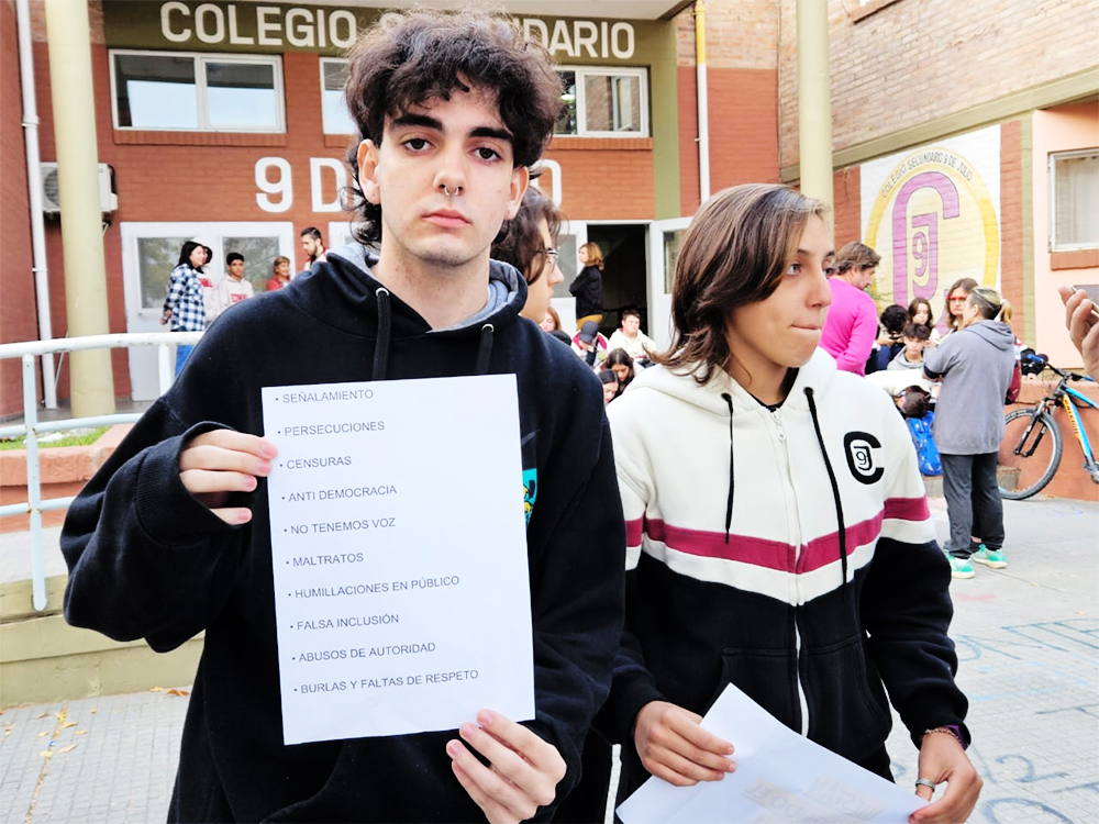 reclamo alumnos escuela 9 de julio