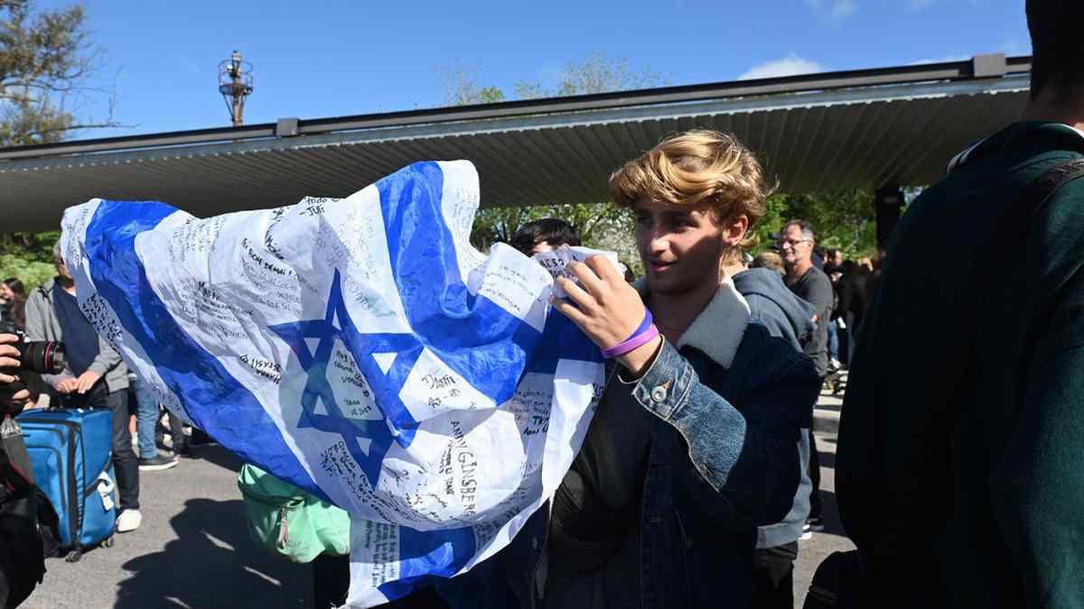 primer avion desde israel tres