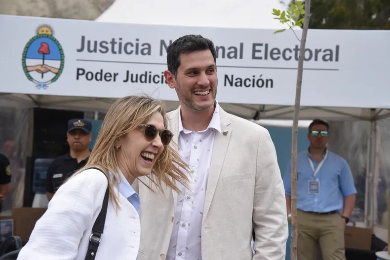cruce candidatos buena onda la peronista varinia marin y el radical federico guidugli se cruzaron la exposicion rural santa rosa