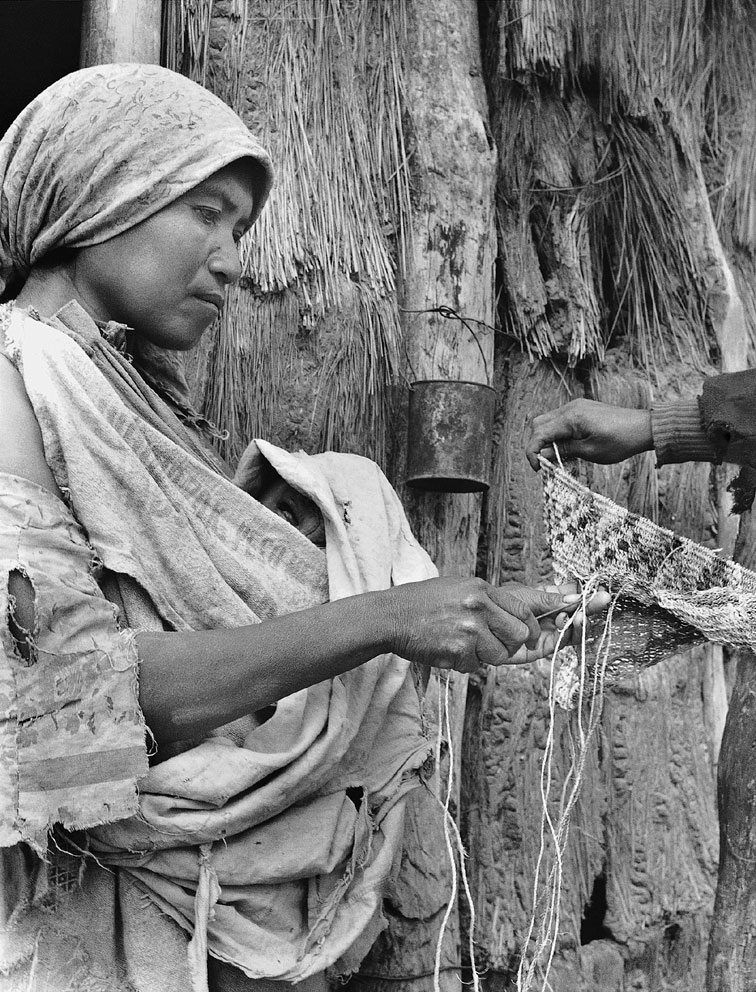 Grete Stern Mujer wichi teje un bolso con hilo de chaguar teñido con jugo de algarroba. Colonia 20 cerca de las Lomitas Formosa 18 de agosto de 1964. Colección Matteo Goretti