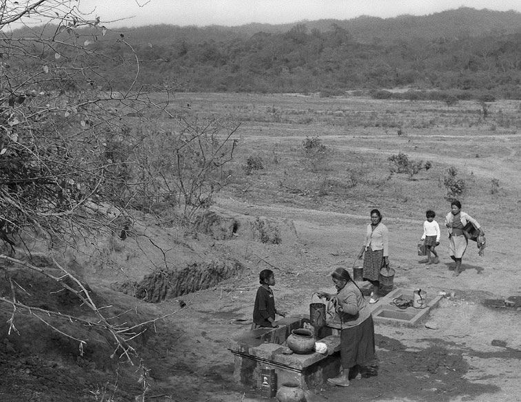 Grete Stern Mujeres chiriguanas cargan agua en el pozo comunitario. San Francisco Solano cerca de Tartagal Salta 1o de septiembre de 1964. Colección Matteo Goretti