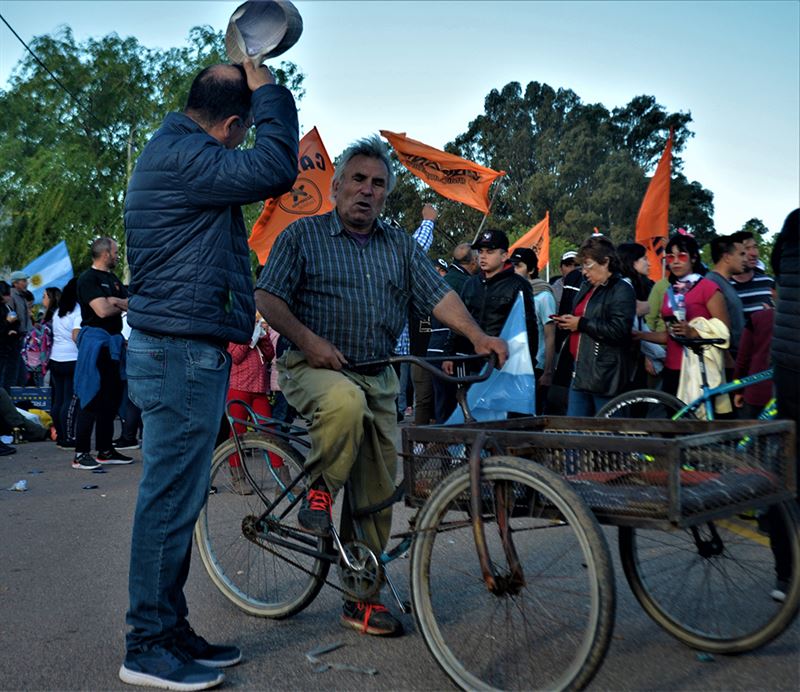 HOMBRE EN BICICLETA