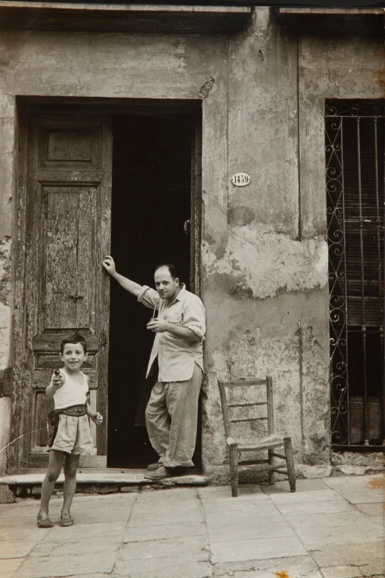 Ilse Fuskova Hombre y nino frente a la casa de la serie San Telmo 1956