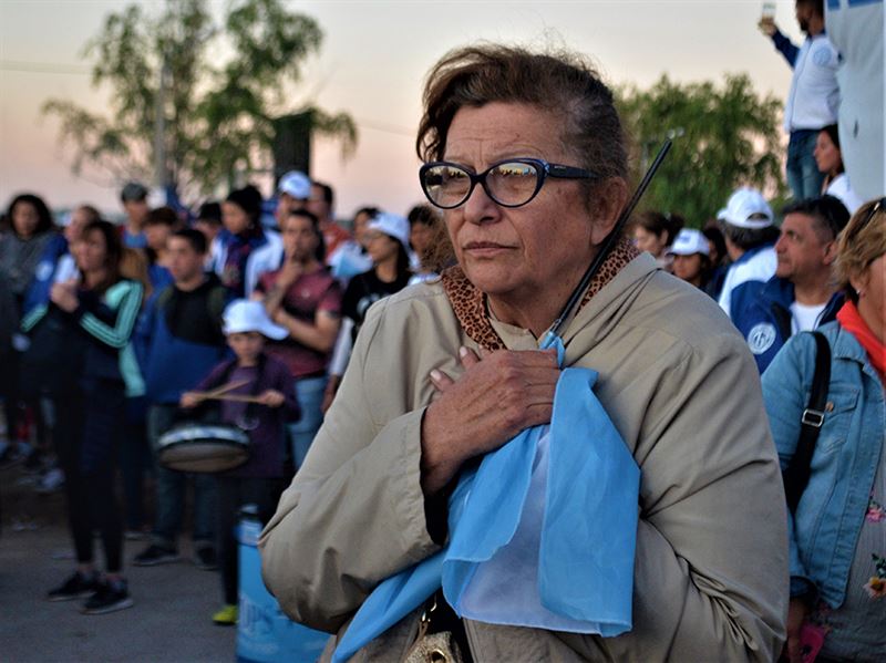 MUJER CON BANDERA