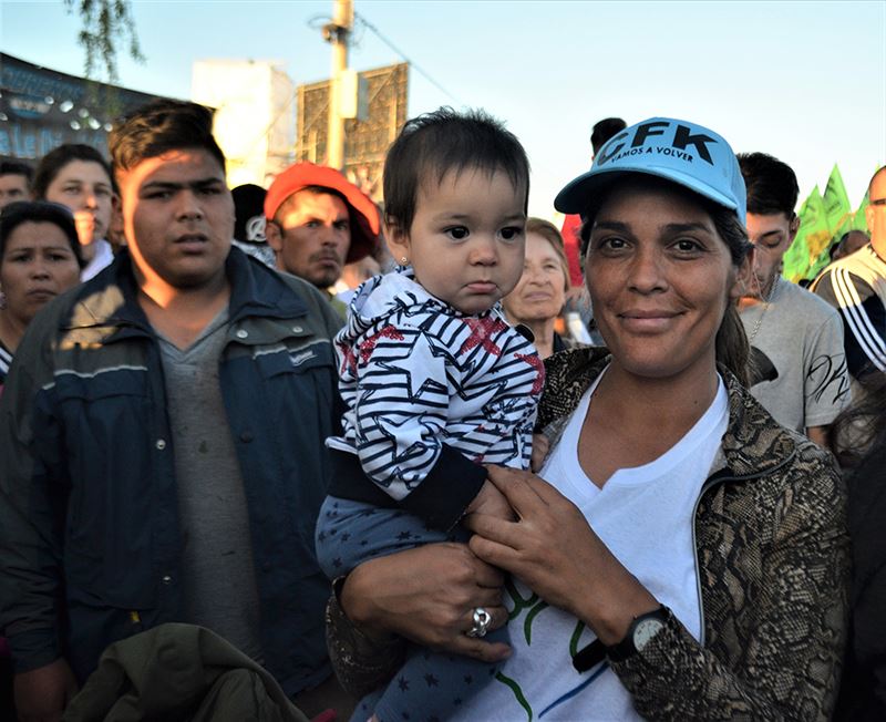 MUJER CON NIÑO