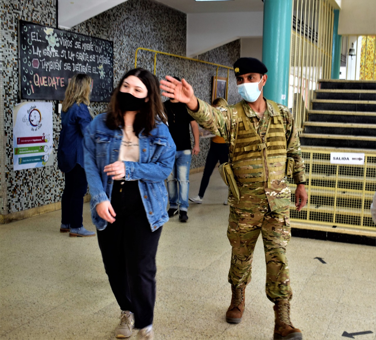 militar indicando escuela 6