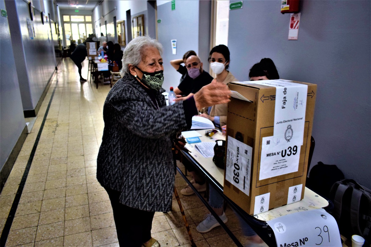 mujer votando nacional